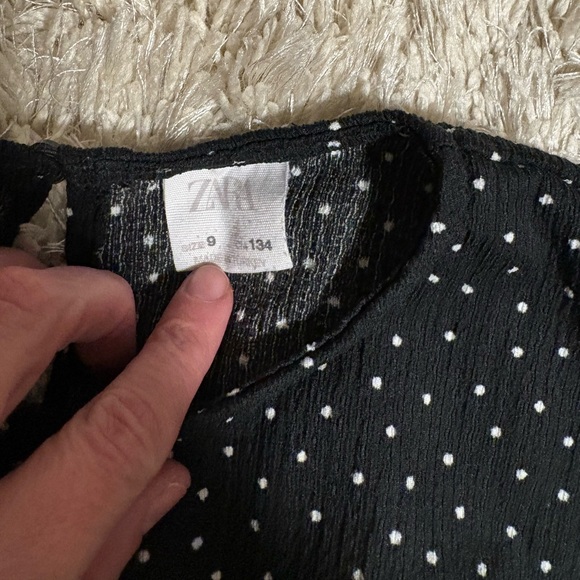 Zara Girls • Black and White polkadot romper •
Size 9 - Picture 3 of 3
